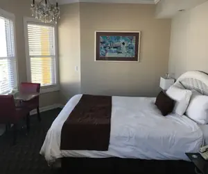 Photo 4 - Glenmore Plaza Hotel