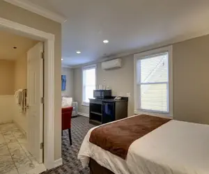 Photo 5 - Glenmore Plaza Hotel