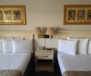 Photo 5 - Parkside Inn Bridgeview