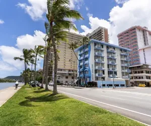 Photo 2 - Holiday Surf Hotel