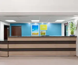 Photo 5 - Days Inn & Suites by Wyndham Sam Houston Tollway