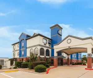 Photo 2 - Days Inn & Suites by Wyndham Sam Houston Tollway