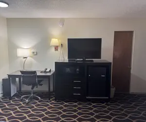 Photo 4 - Euclid Motel