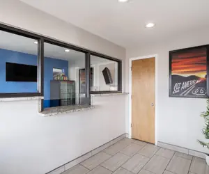 Photo 3 - Travelodge by Wyndham Albuquerque West