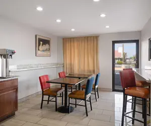 Photo 5 - Travelodge by Wyndham Albuquerque West