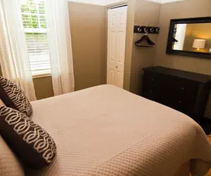 Photo 3 - Lori Lanes 'romeo Cottage' ~ 2 Bedroom ~ Downtown