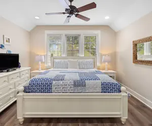 Photo 5 - 2465 Bungalo 4 Bedroom Home by RedAwning