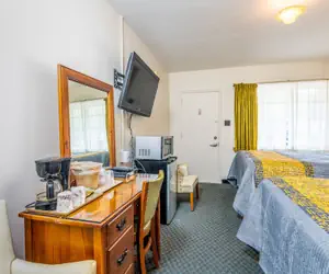 Photo 3 - Parkway Inn