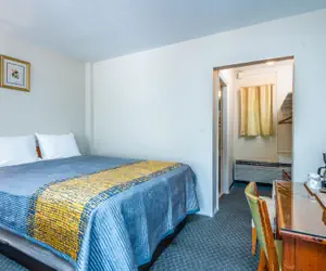 Photo 5 - Parkway Inn