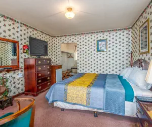 Photo 4 - Parkway Inn