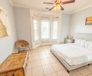 Photo 5 - Private vacation home with free parking!