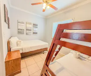 Photo 3 - Private vacation home with free parking!