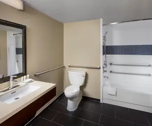 Photo 2 - 1 Bdrm 2 Qn Access Transfer Shwr Nosmk