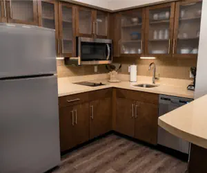 Photo 2 - 2 Bdrm Suite 1 King 2 Queen