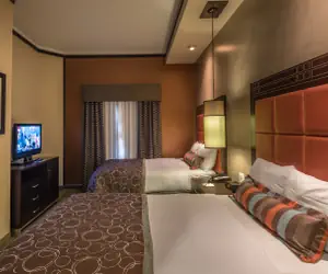 Photo 4 - 1 King 2 Full Bds 2 Bdrm Ste Nonsmoking