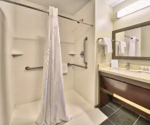 Photo 4 - 2 Dbl Hear Accessible Roll In Shwr Nosmk