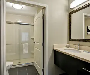 Photo 3 - Studio Suite 1 Queen Nonsmoke