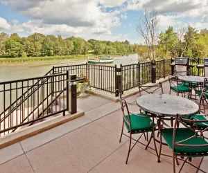 Photo 2 - Queen Riverview Studio Suite Nonsmoking