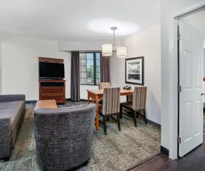 Photo 2 - 1 Qn Bd 2 Dbl Beds 2 Bdrm Ste Nonsmoking