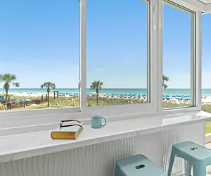 Photo 2 - Gulf Life - Beautifully updated beachfront studio with free chair service