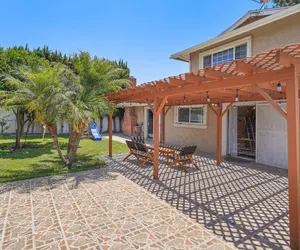 Photo 4 - Huge 5BR • Jacuzzi 15min to Disneyland • Sleeps 18