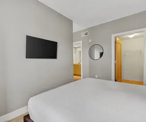 Photo 4 - Bright, Chic & Modern Suite in Downtown
