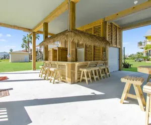 Photo 2 - Tiki Bar, King Bed, Arcade, Hot Tub, 4min to Beach