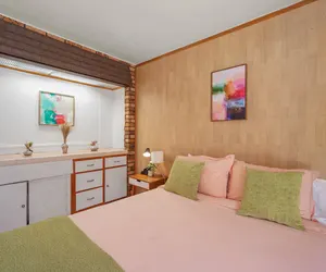 Photo 3 - Huge 5BR • Jacuzzi 15min to Disneyland • Sleeps 18