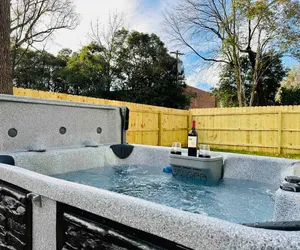 Photo 3 - Bold Uptown Retreat - Hot Tub - 6 Beds