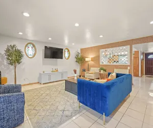 Photo 5 - Huge 5BR • Jacuzzi 15min to Disneyland • Sleeps 18