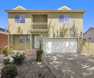 Photo 3 - Stylish 4BR • Minutes to Venice Beach • Sleeps 16+