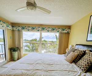 Photo 2 - Waterfnt 2BR, Elevator, Palm Trees Ocean Breeze!