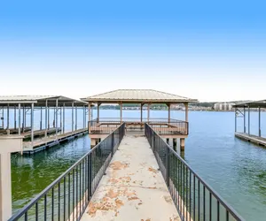 Photo 5 - Tranquil Retreat: Pool & Lake