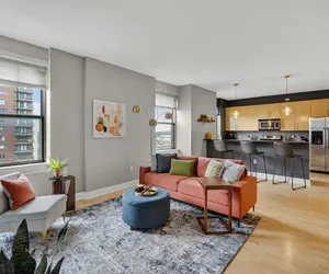 Photo 3 - Bright, Chic & Modern Suite in Downtown
