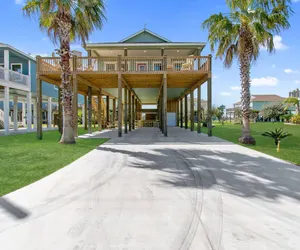 Photo 2 - Tiki Bar~King Bed~Arcade~Hot Tub~4min to Beach
