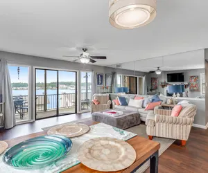 Photo 4 - Tranquil Retreat: Pool & Lake