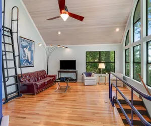 Photo 3 - Modern Treehouse: Views, Comfort & Attractions