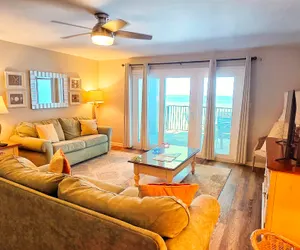 Photo 2 - Top Floor | Beachfront | Pool | Gym | Sleeps 6