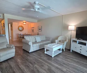 Photo 4 - Top Floor | Beachfront | Pool | Gym | Tennis Court