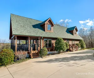 Photo 2 - Cozy Bear Lodge - *Decorates for Christmas* Big View, Spacious Home!