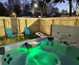 Photo 3 - Bold Uptown Retreat - Hot Tub - 6 Beds