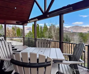 Photo 5 - Cozy Bear Lodge - *Decorates for Christmas* Big View, Spacious Home!