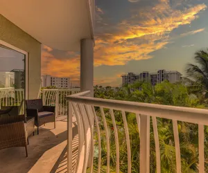 Photo 2 - Walk to Beach & Dining - Affordable Luxury