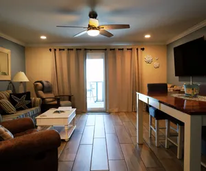 Photo 2 - 6th Floor | Beachfront | Sleeps 6 | Pool, Gym!