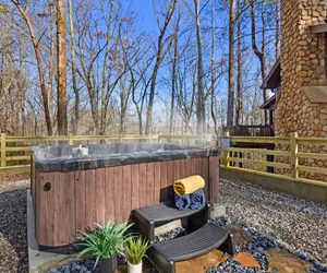 Photo 2 - Newly Renovated Luxury Cabin w/Hot tub & Fire pit!