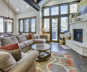 Photo 2 - Highwood Hideaway