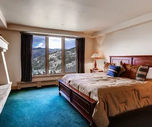 Photo 5 - Scenic Penthouse Condo for 10, Ski In at Pines Lodge!