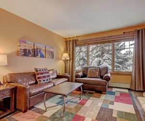 Photo 2 - Luxe 2Br 2Ba - Rocky Mountain Views + Walk to Mainstreet