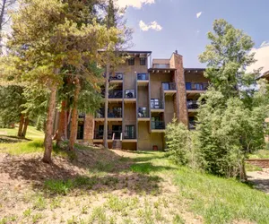 Photo 2 - Amazing Ski-In Ski-Out Condo, Pet Friendly - Very Spacious - CM236