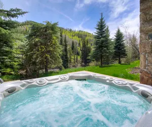 Photo 2 - 5BR Alpine Luxury Home with Private Hot Tub Save 20% on 7+ Nights!